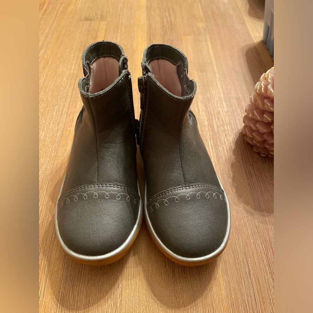 LIVIE & LUCA boots